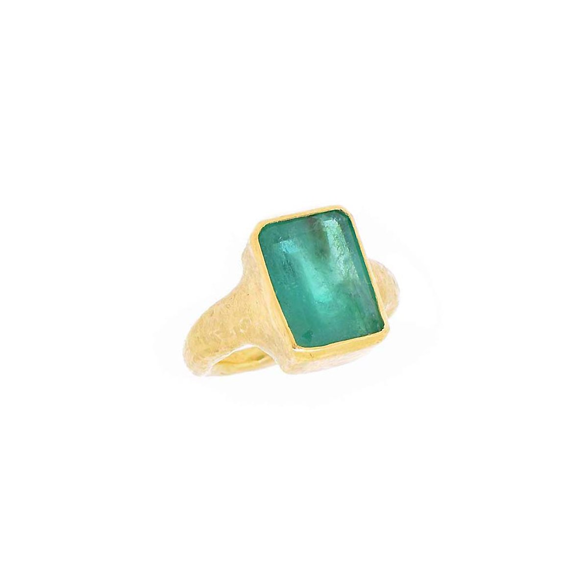 22k gold hammered ring complimented with a beautiful emerald gemstone
